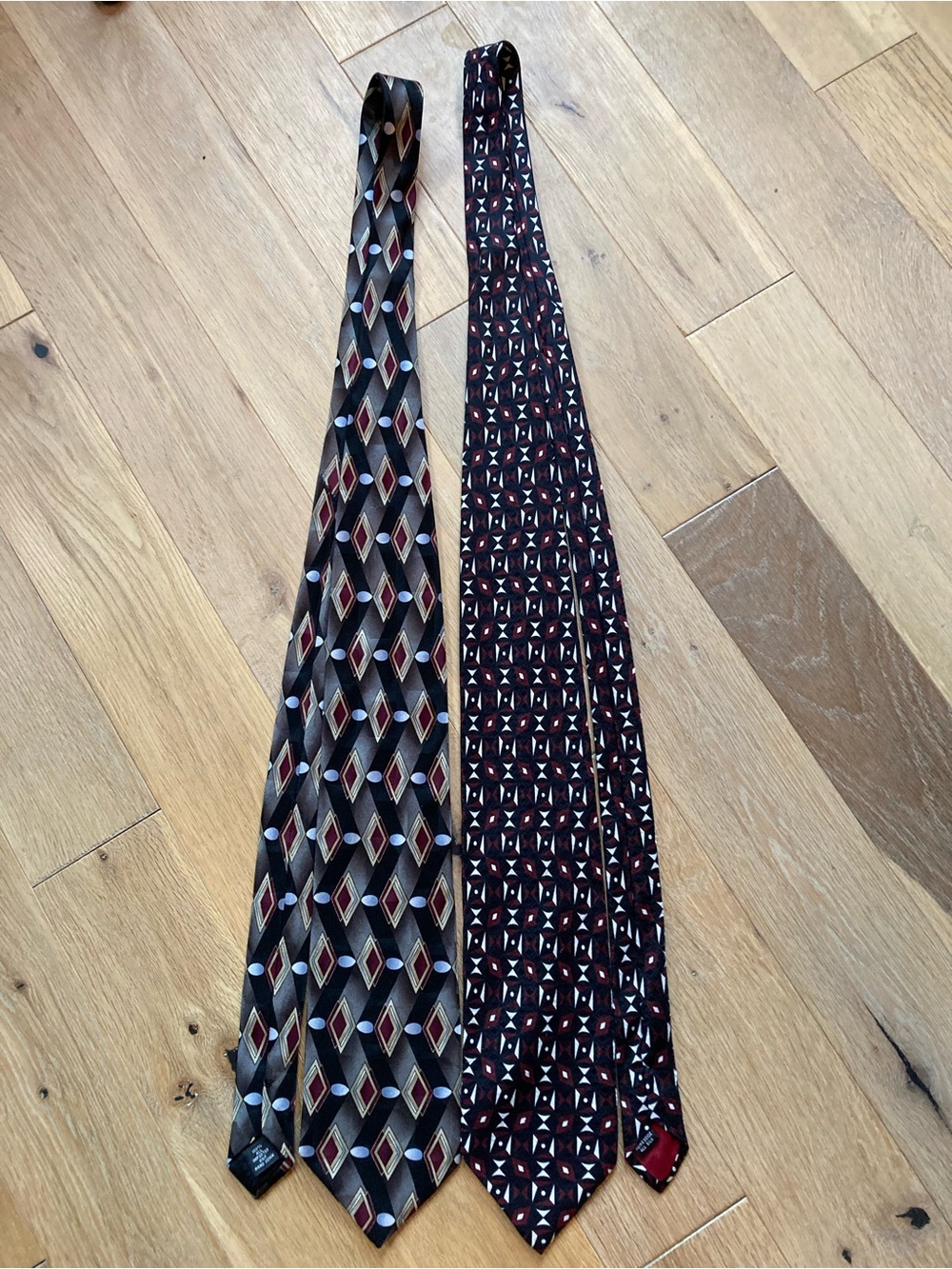 VINTAGE 2-PIECE SILK TIE LOT: Bachrach & Ziggurat